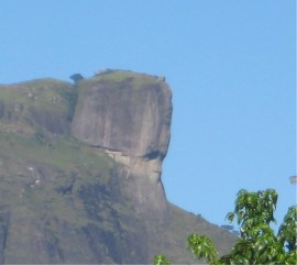 la "pedra da Gavea", misteriosa altura di circa 850 metri; la sua cima piatta sovrasta la forma di un viso umano saggio e pensieroso, dall'aria preistorica