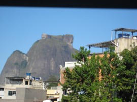 Pedra da Gavéa vista da una finestra della favela Rocinha