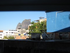 Dalla stessa finestra si scorgono sui tetti delle case di favela, vasche di Eternit che fanno da contenitori d'acqua, per lavare e lavarsi.