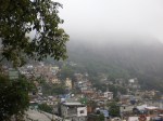 Dois irmãos e favela Rocinha avvolti dalla nebbia e dalla pioggia #finestrasullafavela