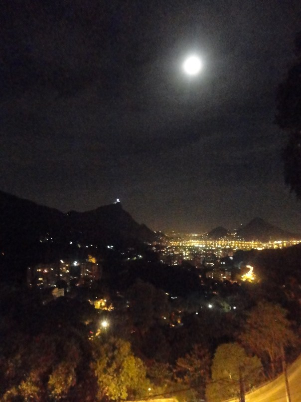 Il Cristo Redentore e Rio visti dalla Rocinha e dalla #finestrasullafavela (foto di Claudio Ghisoni)