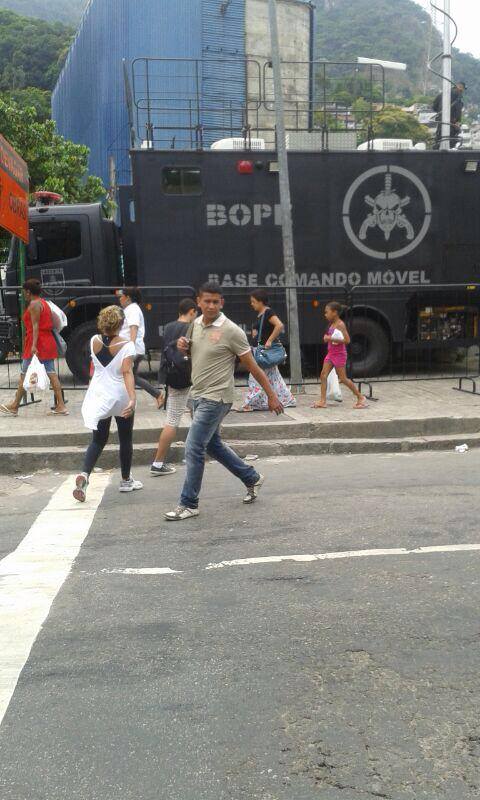 camion bope #finestrasullafavela (foto di Ana, un'abitante di Rocinha)