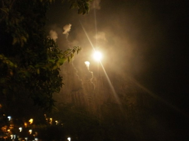 fuochi d'artificio nella favela Rocinha, nella nottata di Sao Jorge, San Giorgio #finestrasullafavela