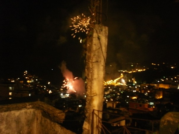 fuochi d'artificio nella favela Rocinha, nella nottata di Sao Jorge, San Giorgio #finestrasullafavela