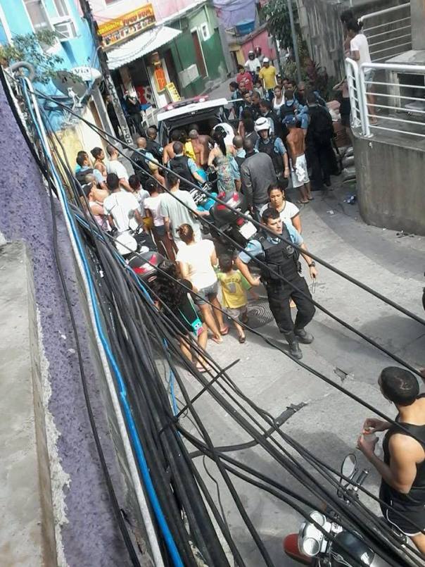 rapaz baleado sendo posto na viatura na rocinha violenza favelas