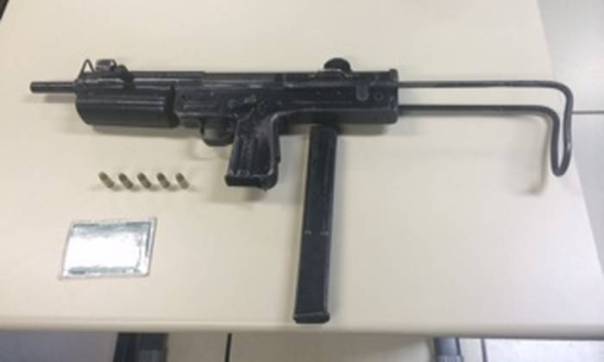 arma sequestrata in rocinha (foto di fabio vasconcelos tratta dalla globo)