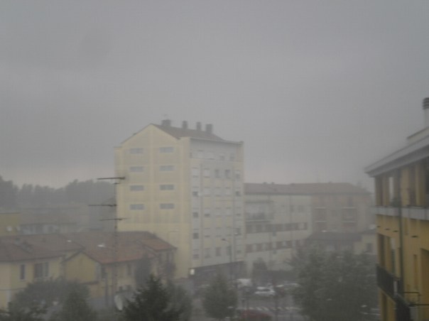 Finestra sul Ponte Lambro quando piove