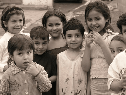 Il racconto di tre piccole Rom al Ponte Lambro (immagine opera di sconosciuto)