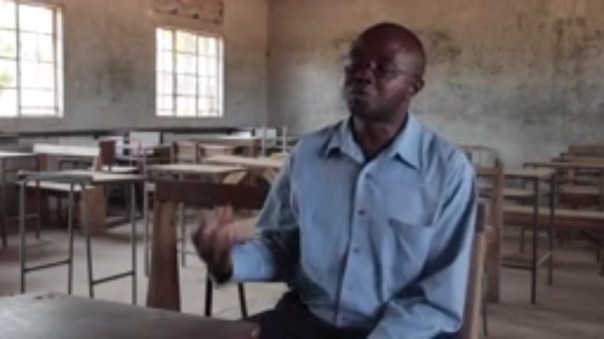 Un insegnante di scuola (dal video di Unicef che trovate sotto)