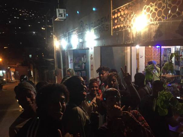 Nel frattempo in favela Rocinha - Garagem das letras (1)